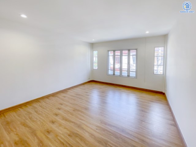 ทาวน์เฮ้าส์มือสองตกแต่งใหม่ ม.บุศรินทร์ บางบัวทอง บนเนื้อที่ 18 ตร.ว. ฟังก์ชัน 2 ห้องนอน 2 ห้องน้ำ 1 ที่จอดรถ ราคาถูกจนต้องรีบจอง! ทำเลดี เชื่อมต่อหลายเส้นทาง ถ.กาญจนาภิเษก, ถ.รัตนาธิเบศร์, ถ.บางกรวย-ไทรน้อย และใกล้เซ็นทรัลเวสต์เกต และรถไฟฟ้าสายสีม่วง "สถานีบางพลู" เพียง 5 นาที